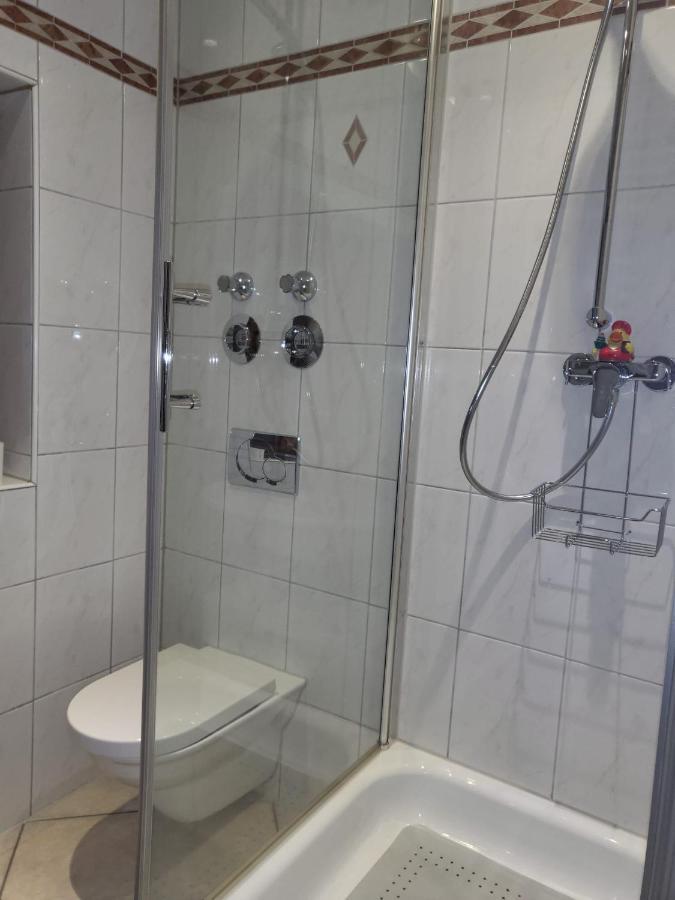 Tritt Ein Bring Glueck Herein - Exquisite 75 Qm - Messenaehe - Parkplatz - Flughafennaehe Дюссельдорф Екстер'єр фото