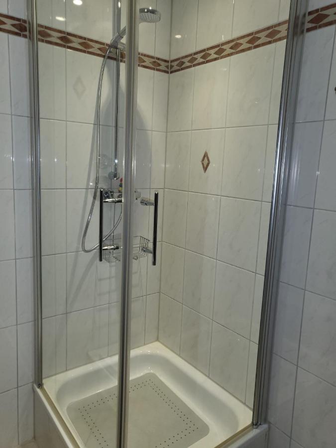 Tritt Ein Bring Glueck Herein - Exquisite 75 Qm - Messenaehe - Parkplatz - Flughafennaehe Дюссельдорф Екстер'єр фото